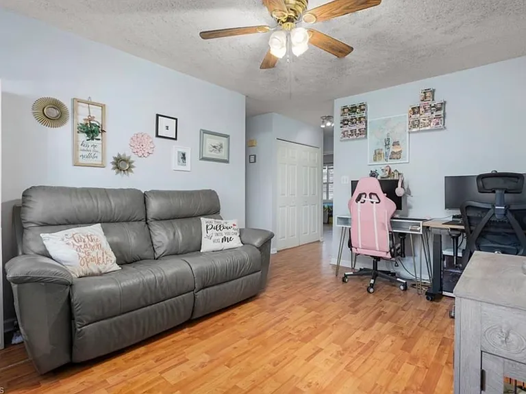 1112 Trinity St #202 — Photo 2