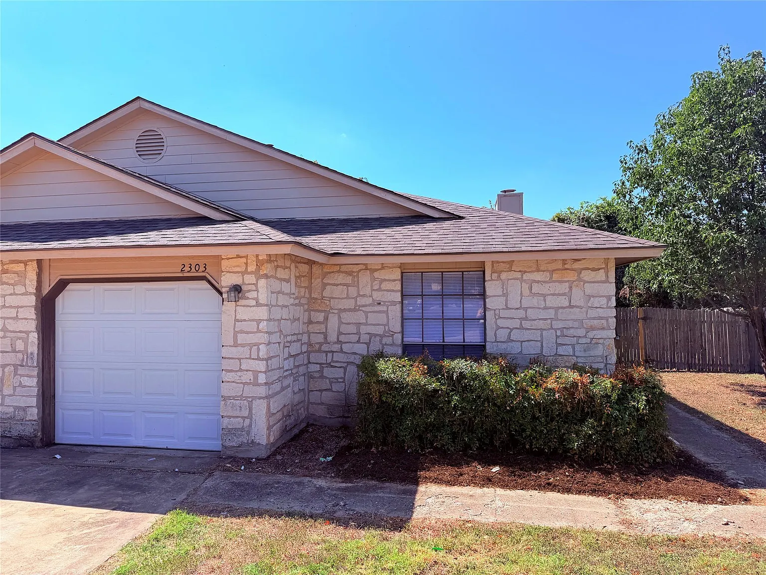 3 bed, 2.0 bath, 1067 sqft, $1,800 — Photo 2