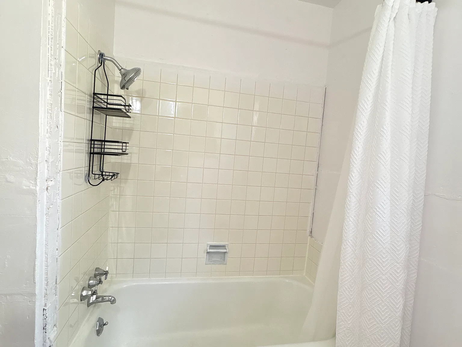 3 bed, 1451 sqft, $2,400 — Photo 4