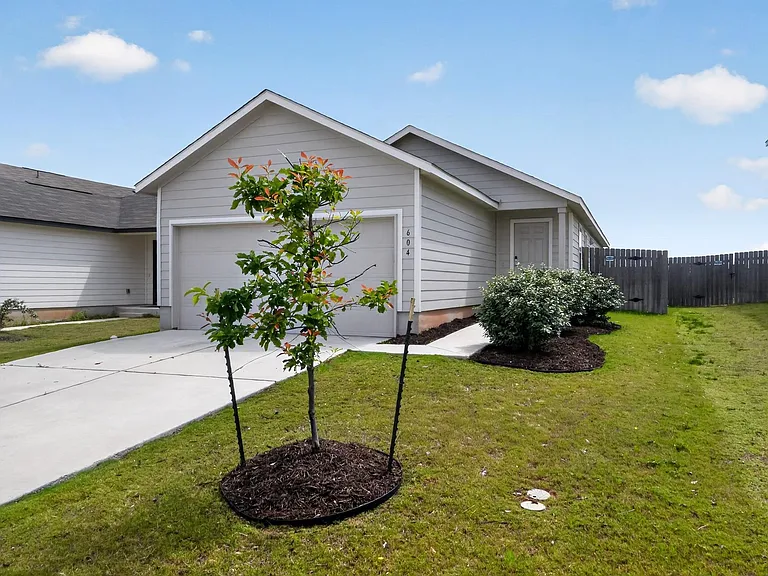 604 Marty Allen Loop — Photo 3