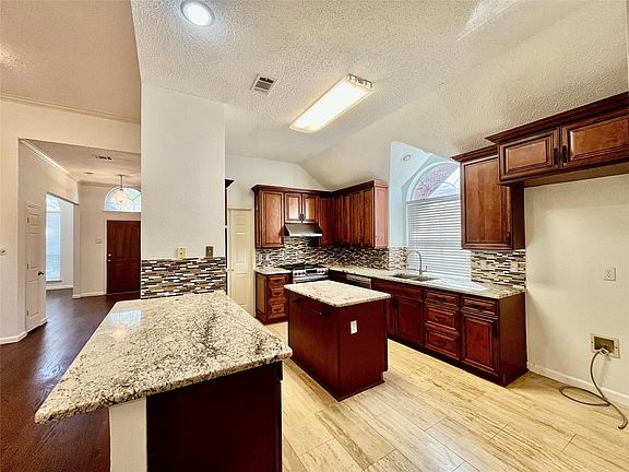 5th image of 2241 Dampton Dr