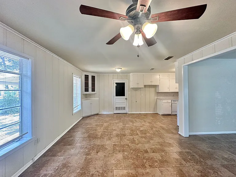 2805 Medina Dr — Photo 6