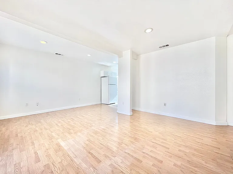 1444 W 28th St — Photo 11