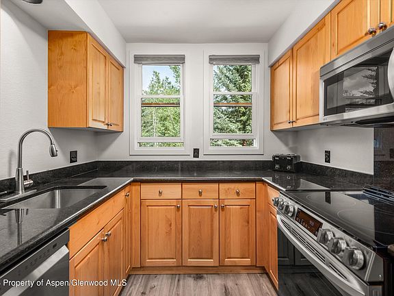 5th image of 425 Wood Rd #6