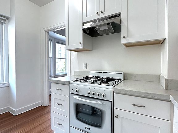 3rd image of 707 Stockton St APT 204
