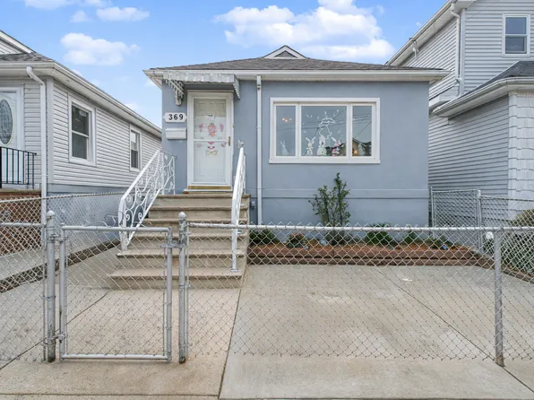 369 Grimsby Street image 1 of 17