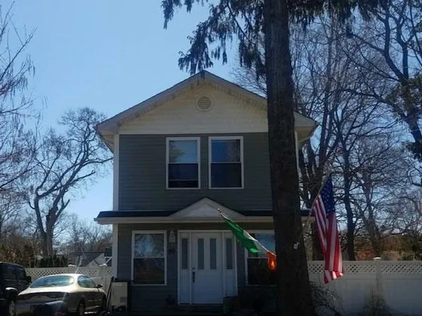 90 Wyona Ave, Selden, NY 11784