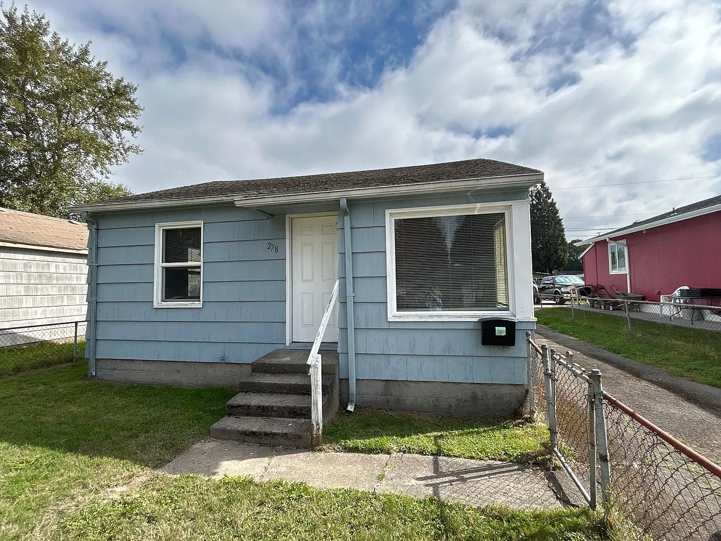 2 Bedroom / 1 Bathroom Home with Large Fenced Yard & Garage — Photo 2