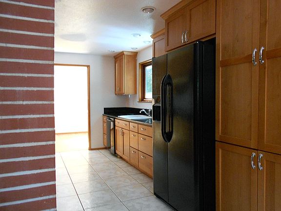Large new kitchen, all brand new appliances!