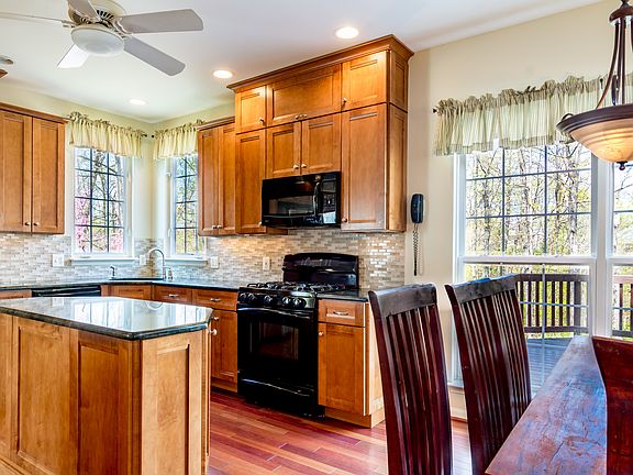 Upgraded kitchen cabinets