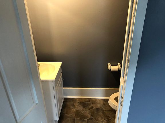 4. 1/2 Bathroom