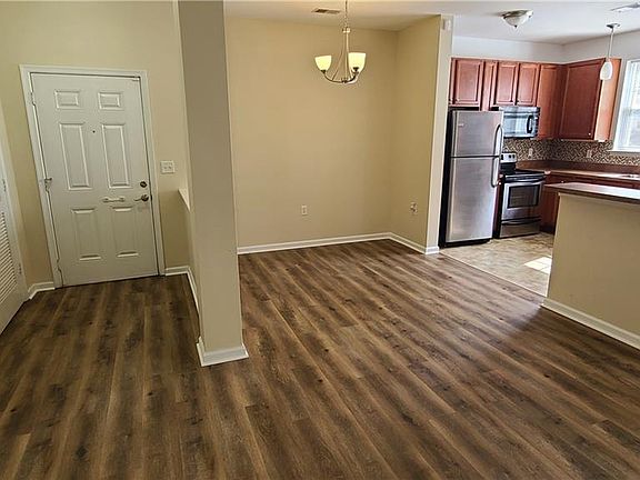 3rd image of 932 Southmoor Dr #101