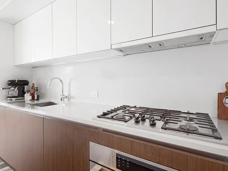605 W 42nd St #21K — Photo 3