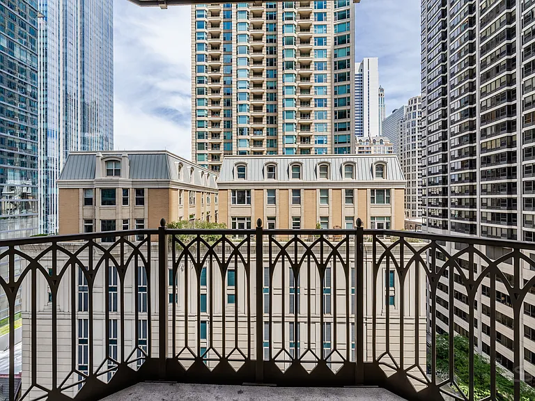 21 E Huron St #1207 — Photo 75