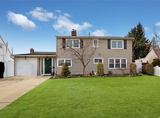 14 Bridge Ln, Hicksville, NY 11801
