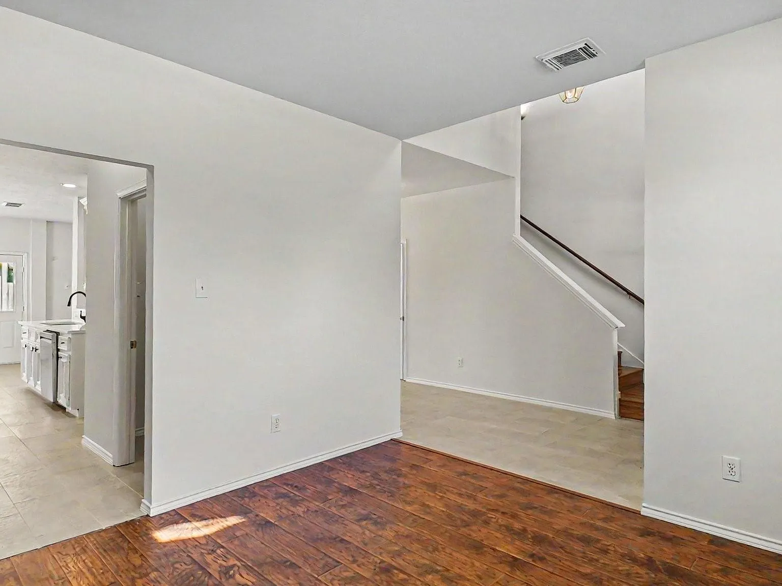 4 bed, 2.5 bath, 2433 sqft, $2,400 — Photo 4