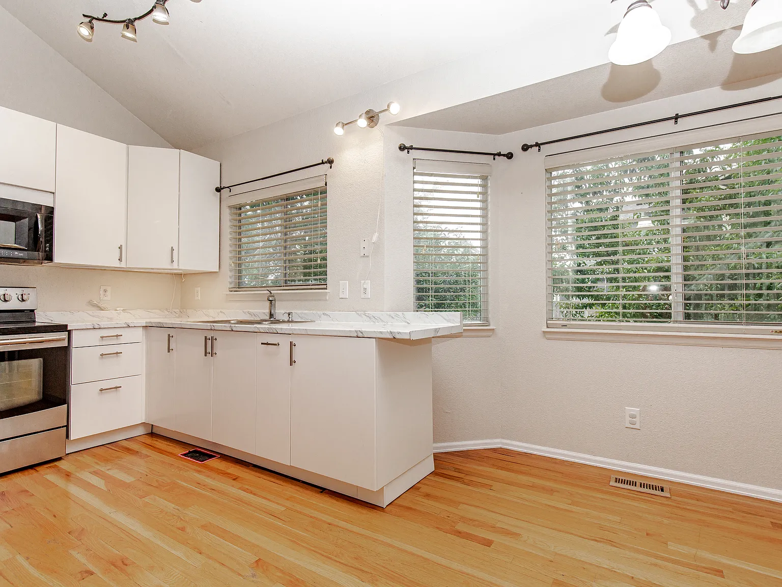 4 bed, 1878 sqft, $2,800 — Photo 3