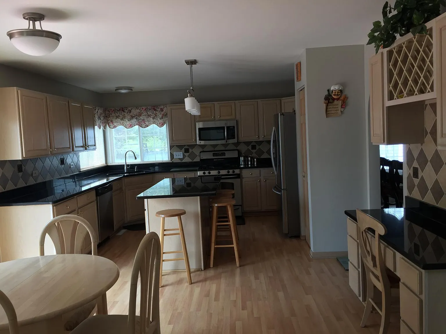4 bed, 2350 sqft, $3,250 — Photo 3