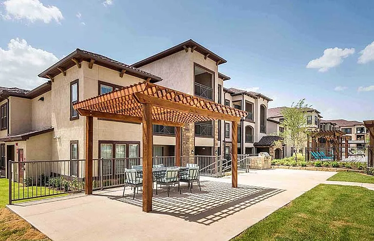 Junction Crossing Apartments — Photo 24