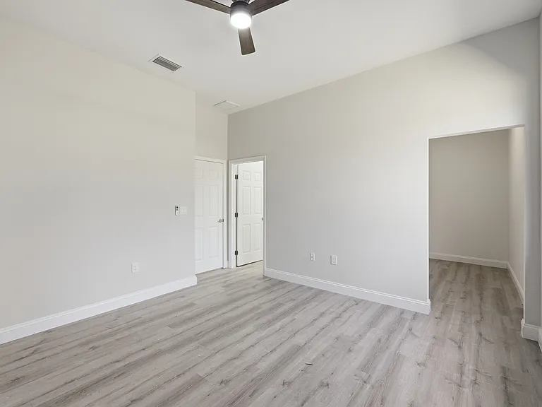 825 Carbon St E — Photo 27