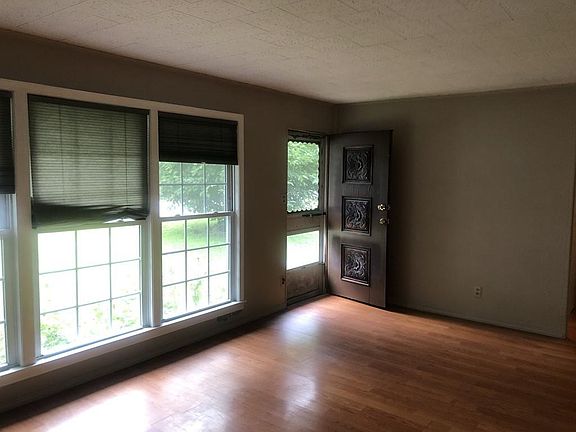 4th image of 40 Edgewood Dr