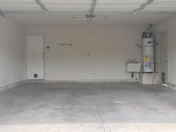 2nd image of 1091 E Manhattan Ave