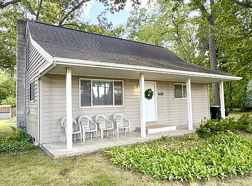 1124 N Twyckenham Dr Photo 1