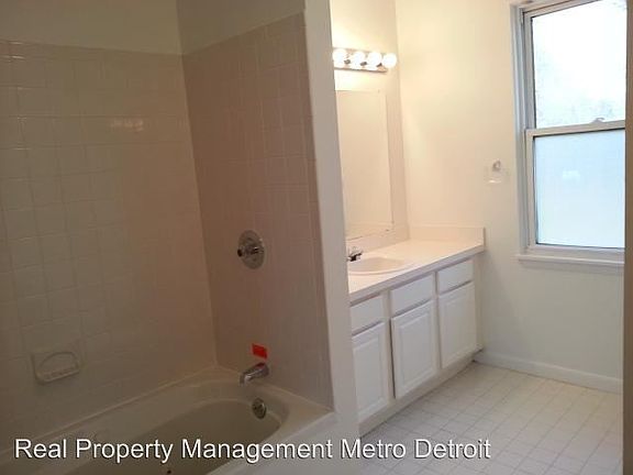 3rd image of 23825 Sargent Ave