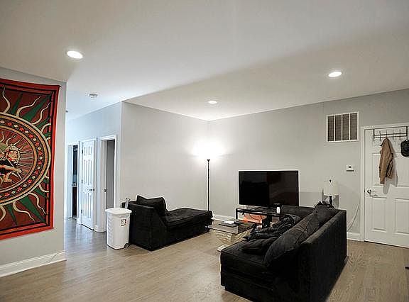 4th image of 3019 W Belmont Ave #2