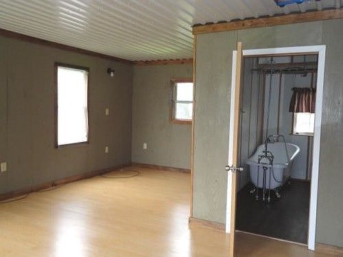4th image of 1050 Henry Dr
