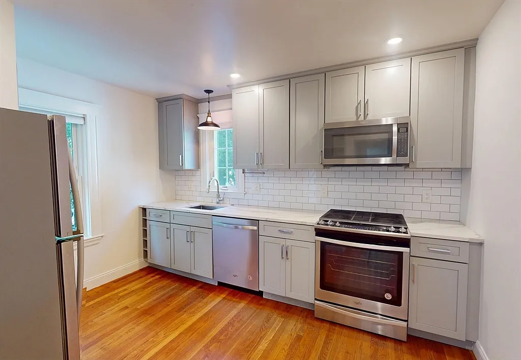 2 bed, 1.0 bath, 800 sqft, $3,000 — Photo 2