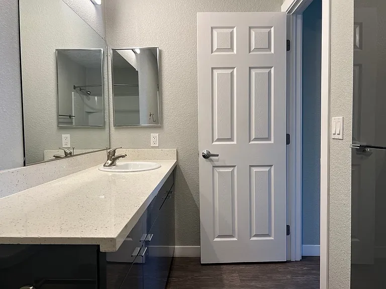 River House Apartments — Photo 43