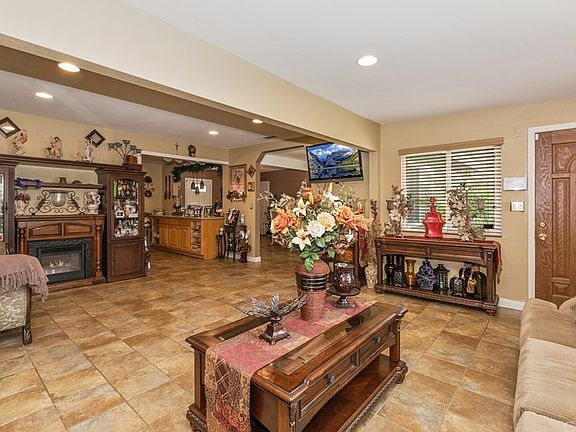 4th image of 7639 Lankershim Dr
