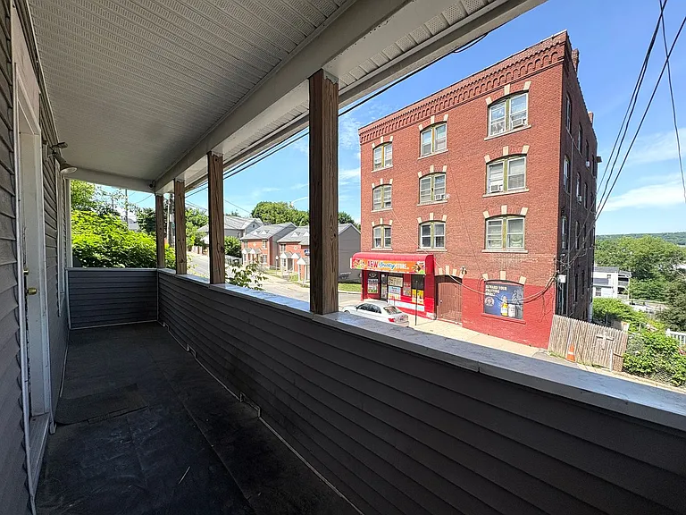 423-429 Baldwin St — Photo 15