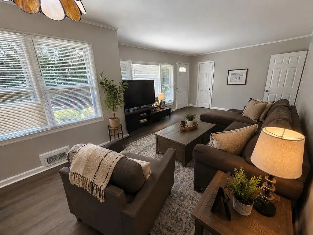 972 Biltmore Dr NE — Photo 3