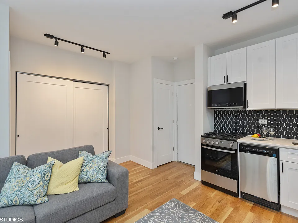 4236 N Kenmore