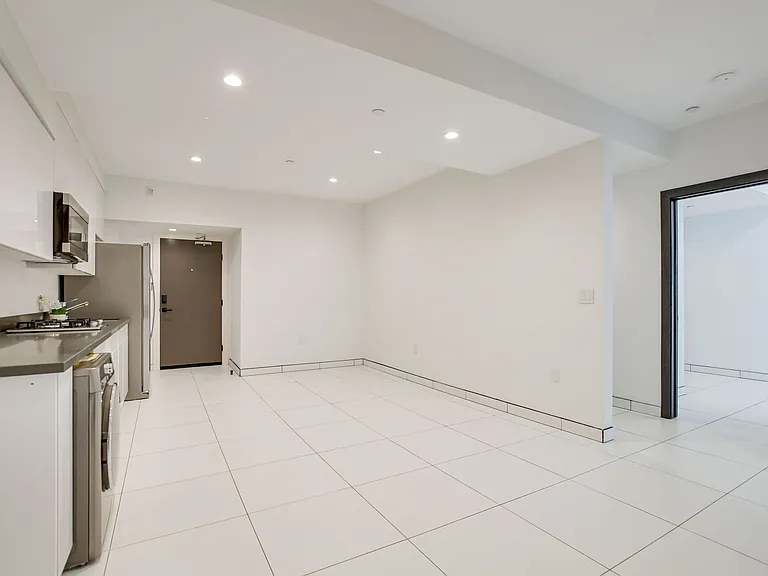 946 S Ridgeley Dr #109 — Photo 4