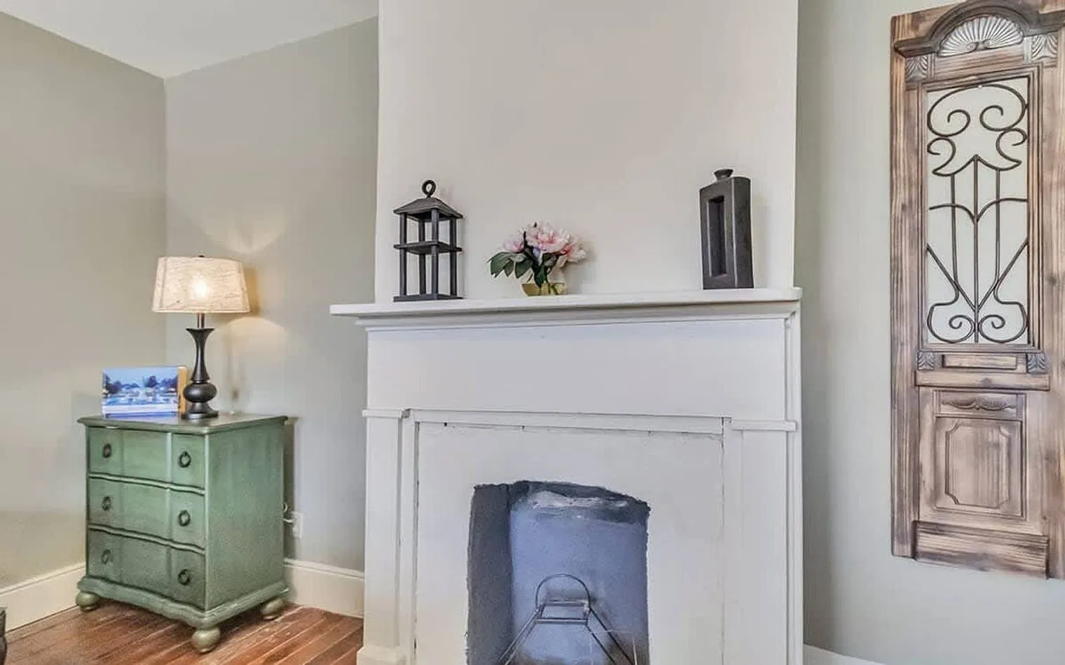 3 bed, 1.0 bath, 1496 sqft, $4,273 — Photo 3