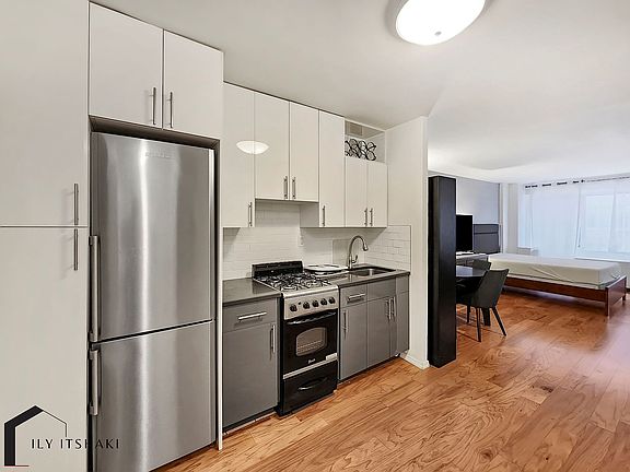 3rd image of 211 E 53rd St APT 7B