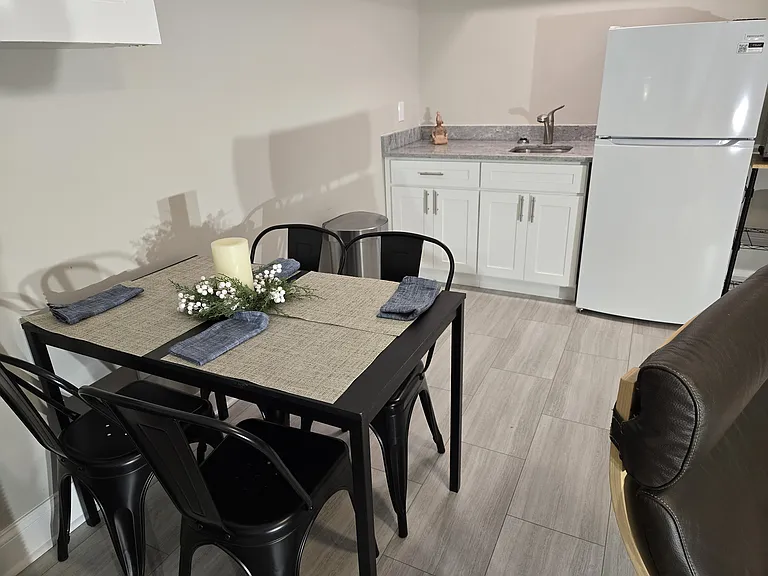 2424 Linden Ave — Photo 3