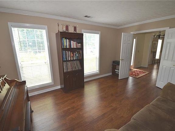 4th image of 619 Lockwood St
