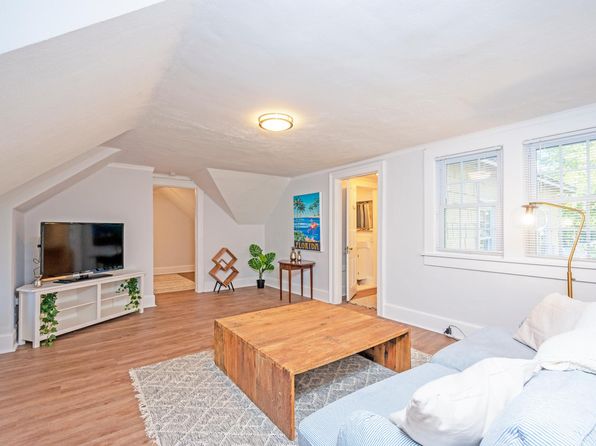 215 20th Ave NE APT 2