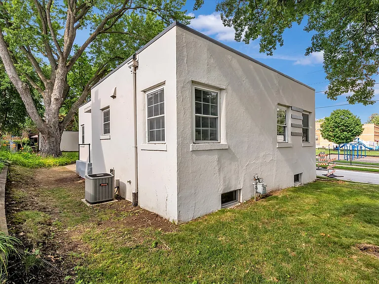 1708 Woodland Ave — Photo 6