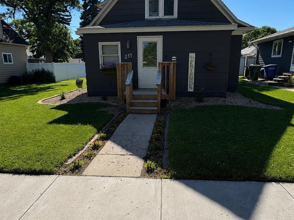 1st image of 211 2nd St NE