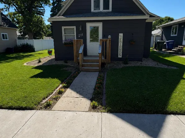 211 2nd St NE, Watertown, SD 57201