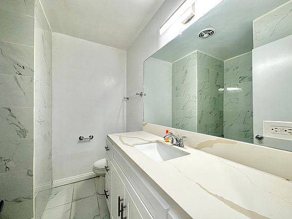 5th image of 6333 Whitsett Ave #32