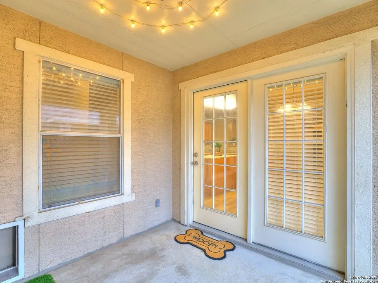3 bed, 2.5 bath, 1960 sqft, $2,100 — Photo 2