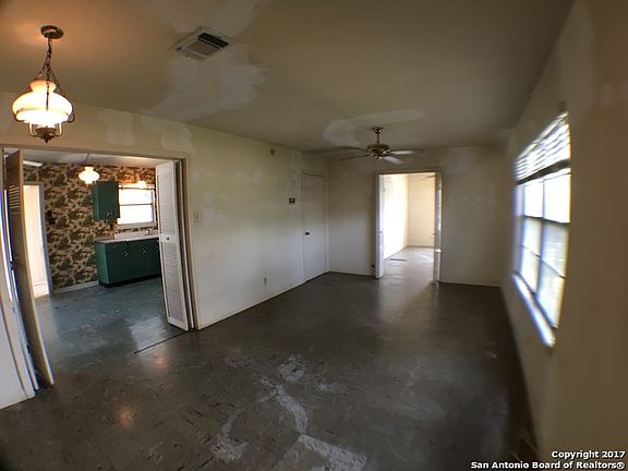 4th image of 247 Carmen Pl