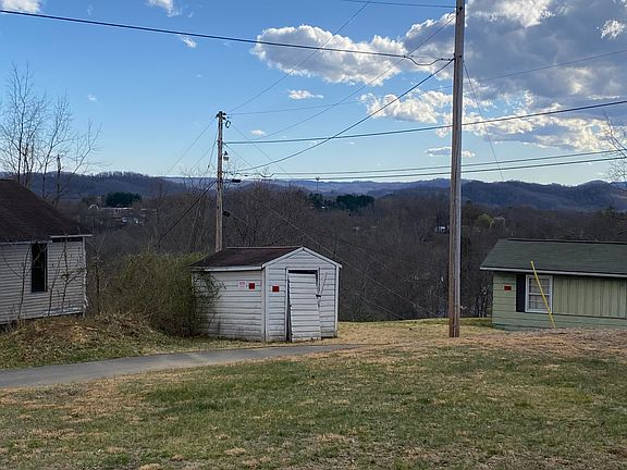 4th image of 33 Shady Acres Dr