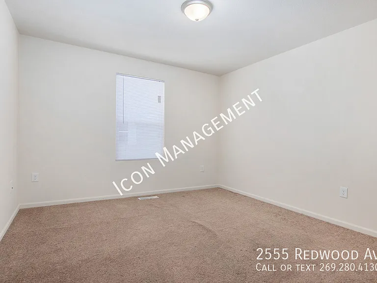 2555 Redwood Ave — Photo 11